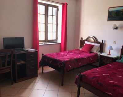 Alojamento Malheiros Serpa – QUARTO TRIPLO com wc privada